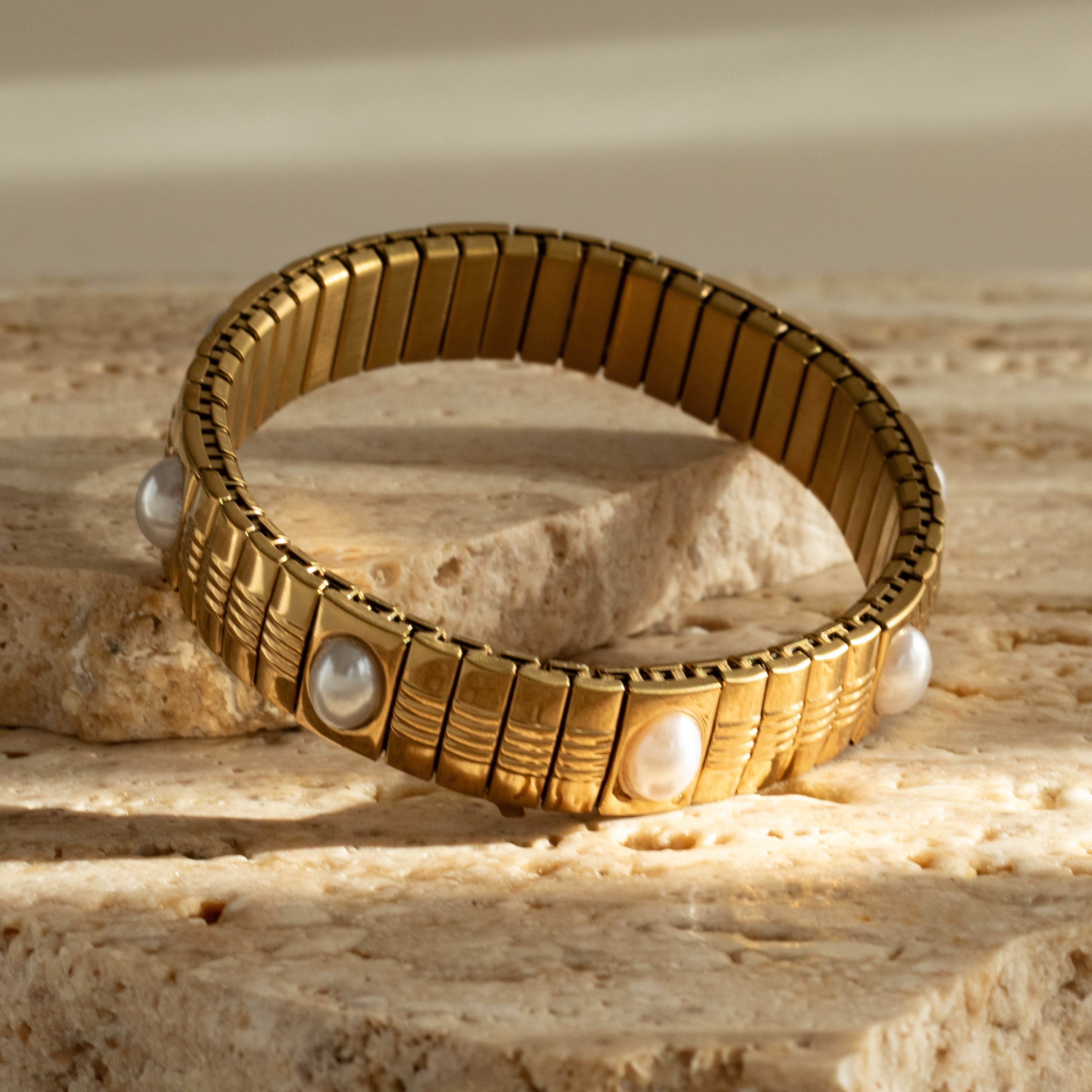 Gold and pearl strap bracelet with pearl beads