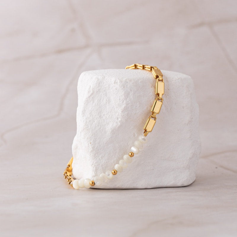 A stunning bracelet by Queen of the Foxes featuring gorgeous pearls and a flat-link chain with 18k gold plating. Perfect for stacking or wearing solo, with an adjustable tail chain for the ideal length.